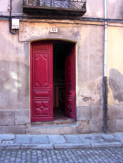 Avila: red door